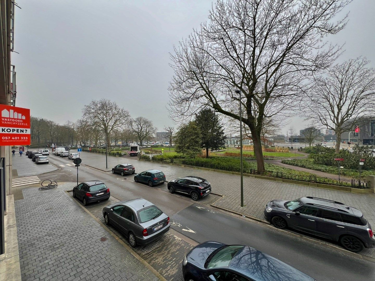 Ruime en goed onderhouden appartement met zicht op het Colaertplein. foto 10