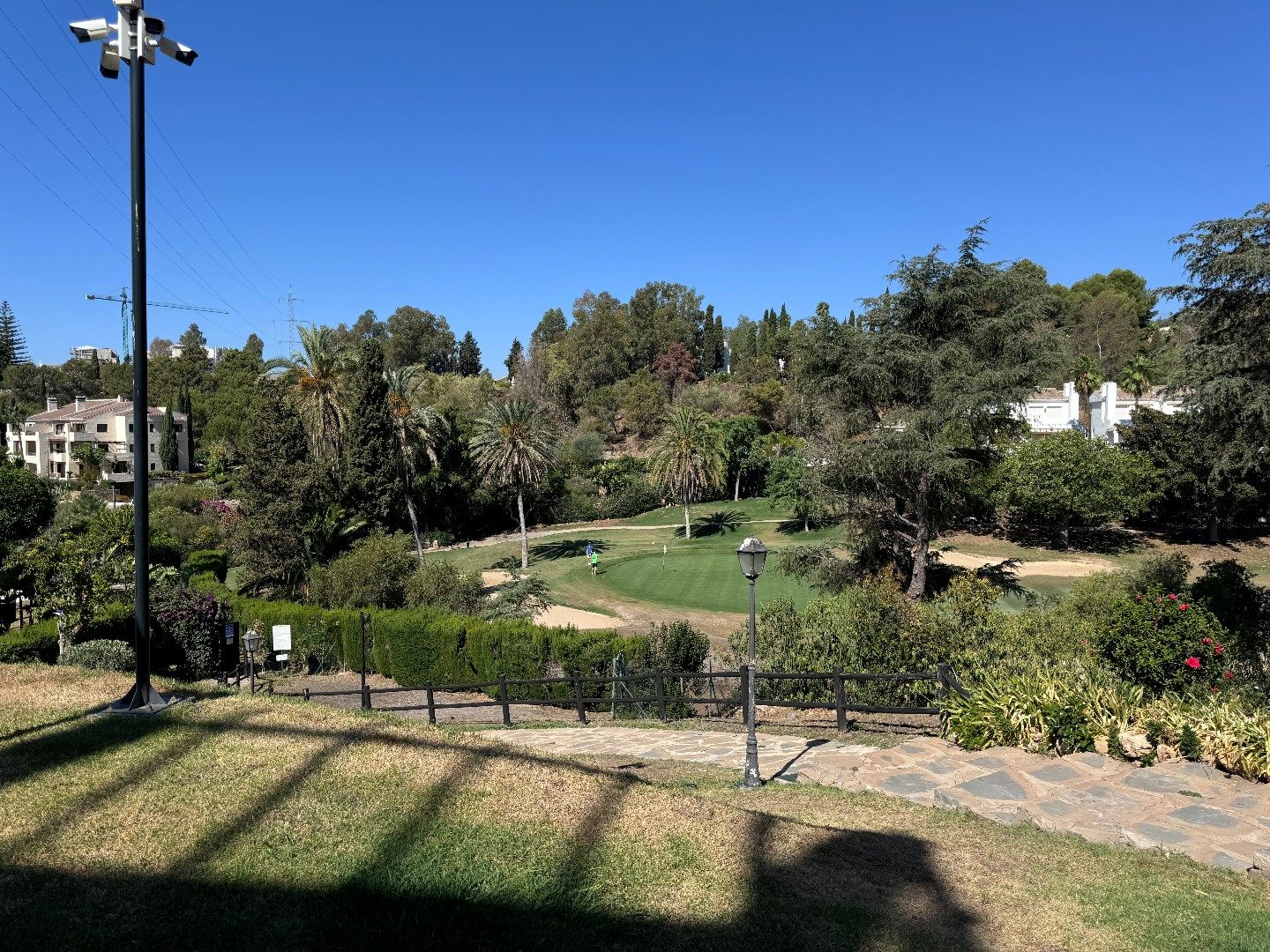 Aangenaam instapklaar en bemeubeld appartement op de golf van La Quinta, Benahavis. foto 16