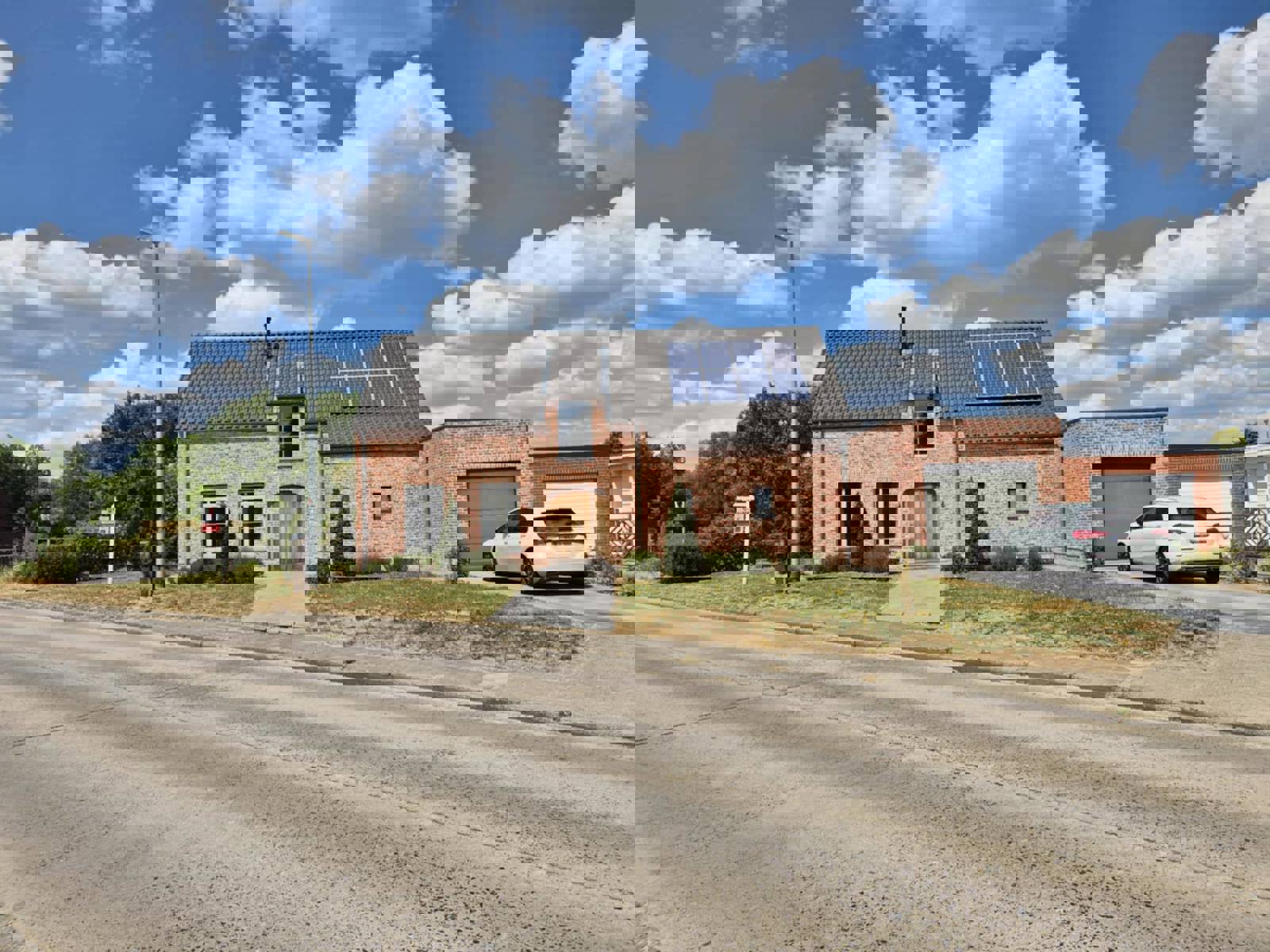 Prachtige open bebouwing met 4 slaapkamers en 2 badkamers foto {{pictureIndex}}