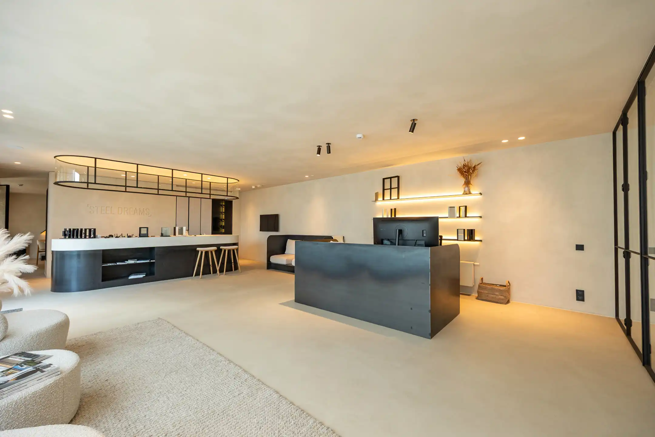 Magazijn met showroom, kantoren en prachtige woning te koop foto 7