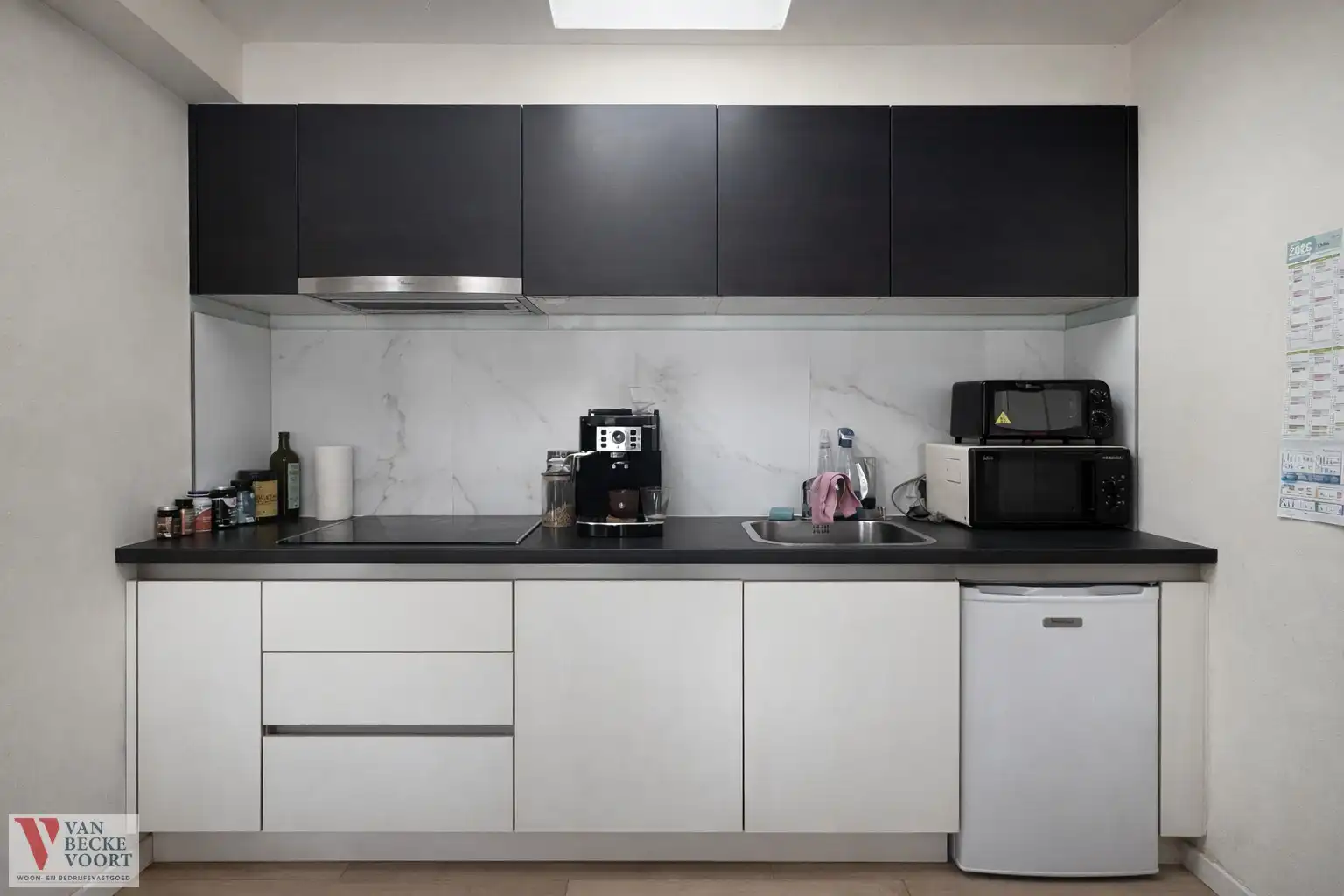 Unieke hoekstudio op pleinlocatie foto 6