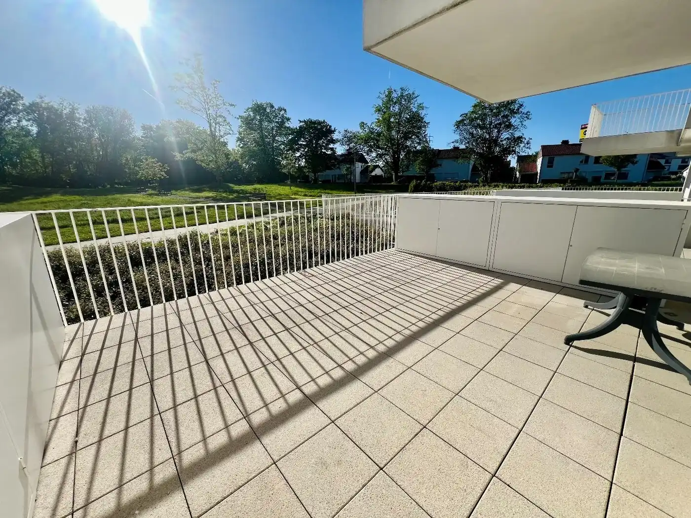 Ruim en recent 2 slpks-app. met ruim terras en autostaanplaats foto 2
