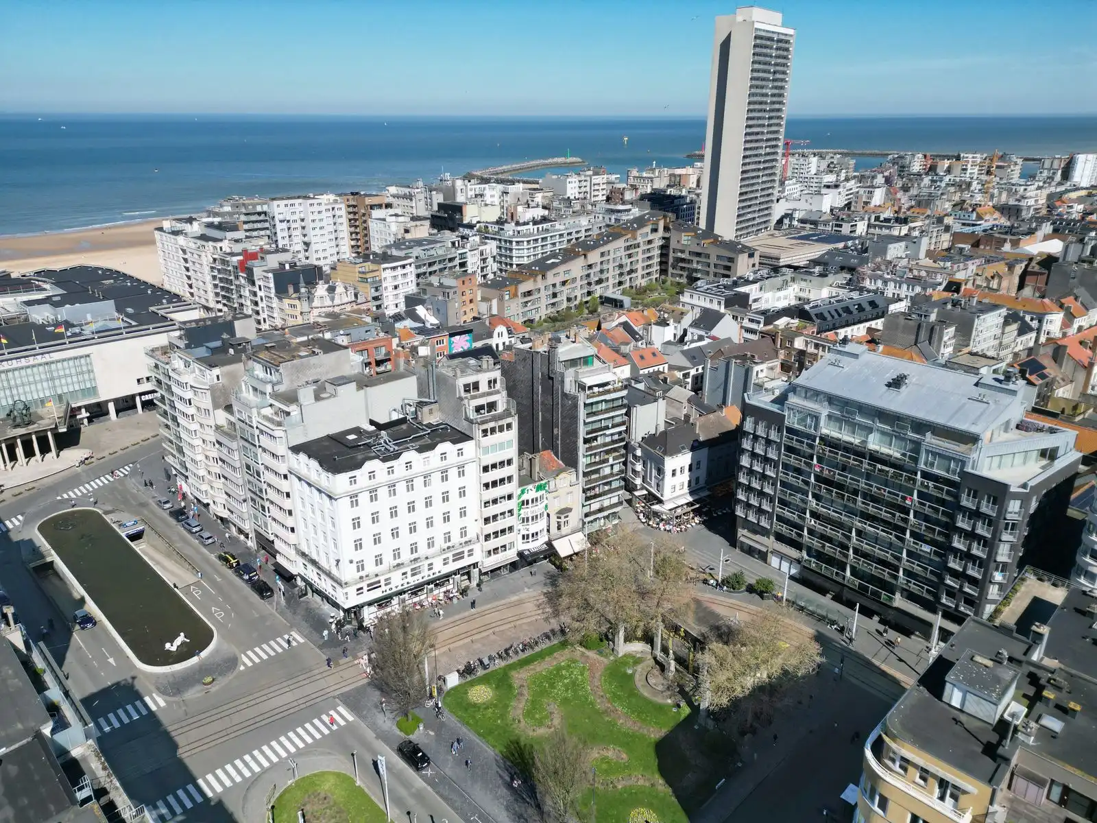 Uniek en royaal appartement met 2 riante slaapkamers én zonnig leefterras dichtbij zee. foto 13