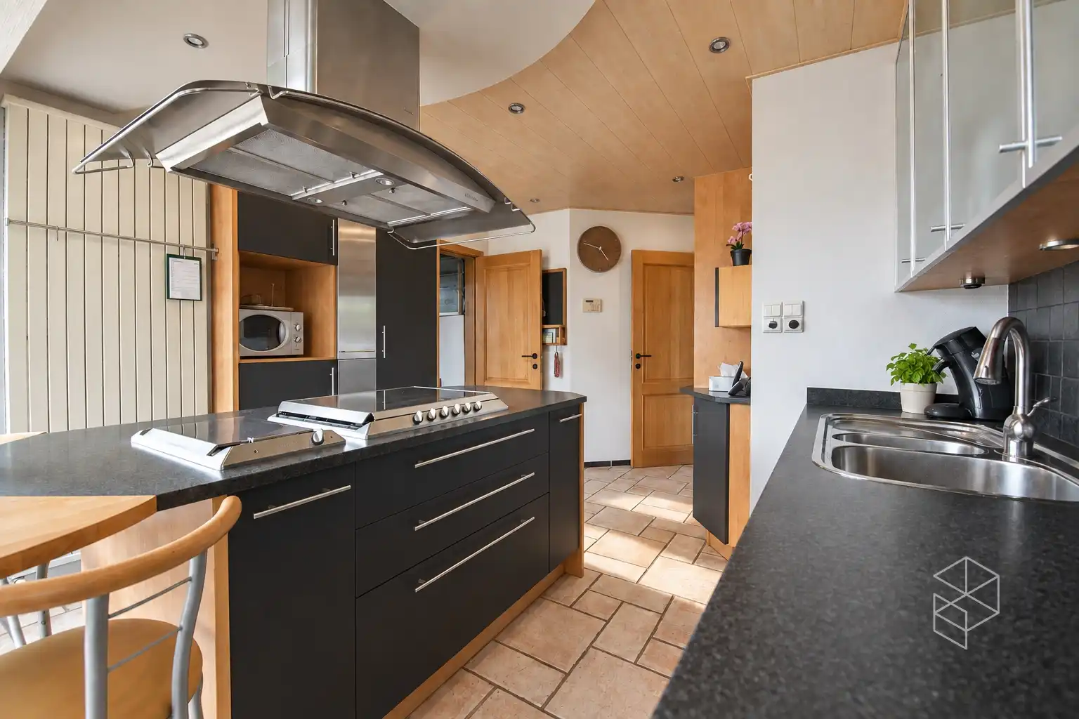 Karaktervolle villa met polyvalent bijgebouw, zwemvijver & aangelegde tuin met uitweg op 4.009m² foto 15