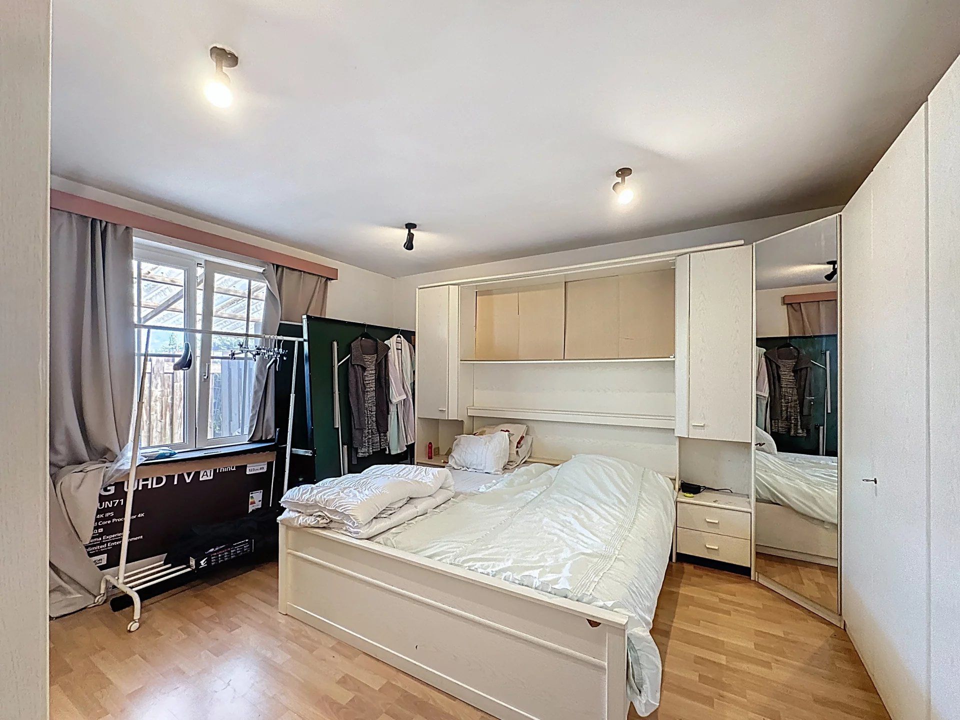 Laagbouwwoning met grote zolder en 3 slaapkamers op een ruim perceel. foto 9