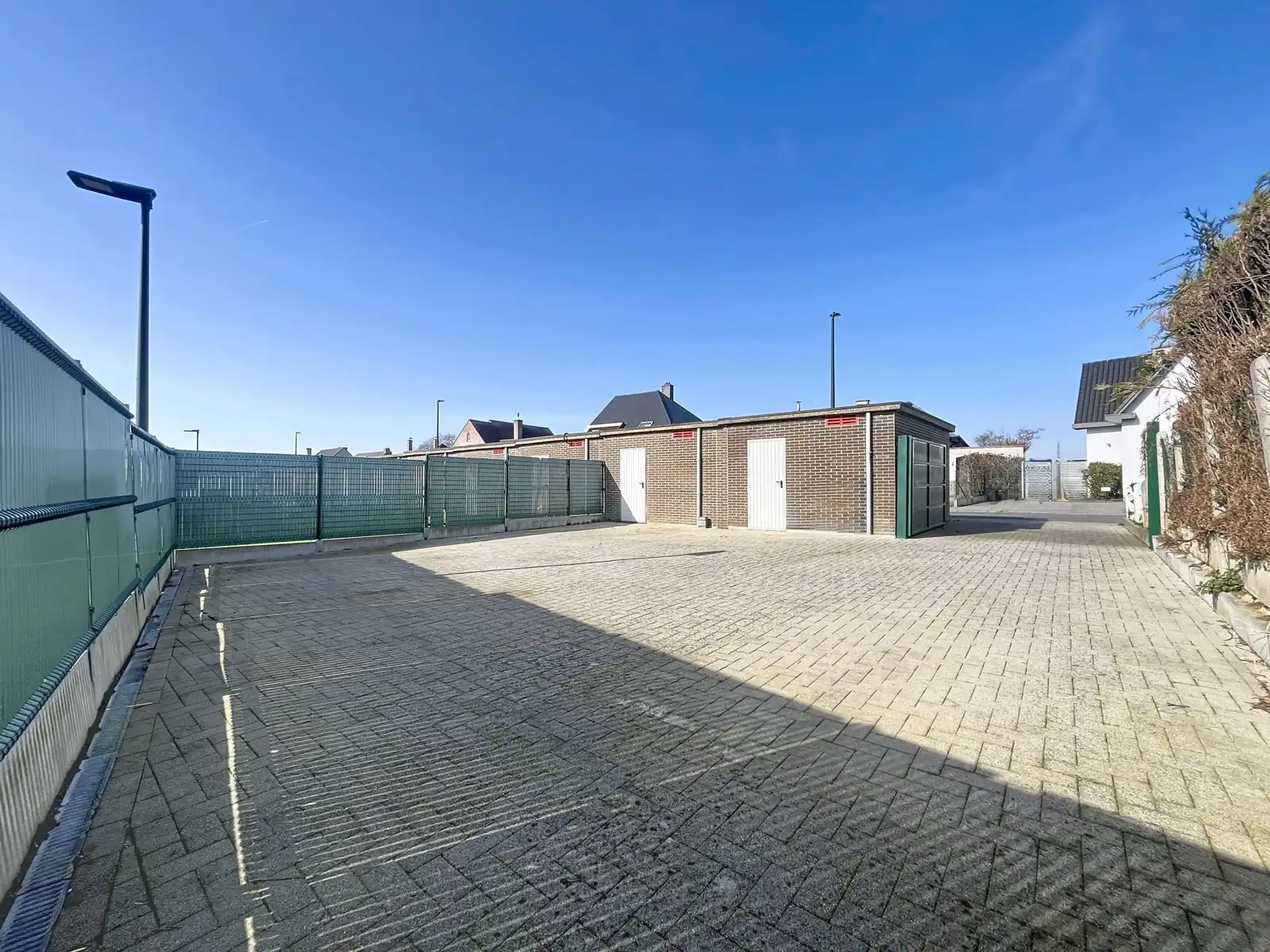 Twee Garages Met Extra Grond op een uitstekende locatie! foto 3