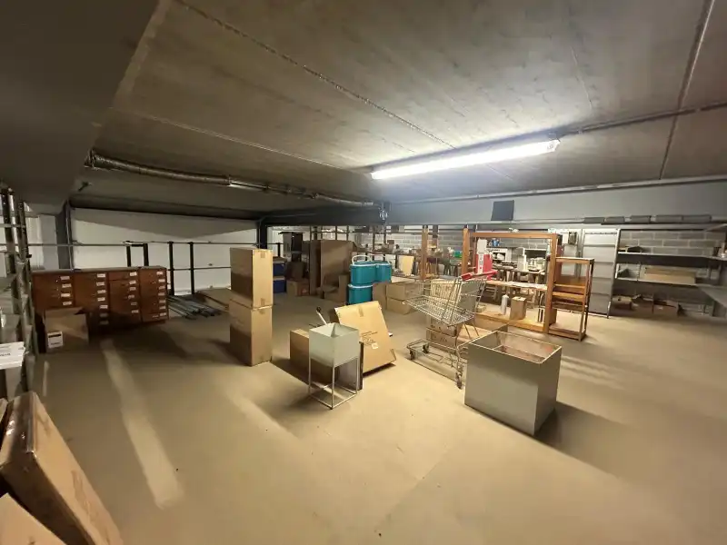 Modern magazijn / showroom met mezzanine en parking foto 11