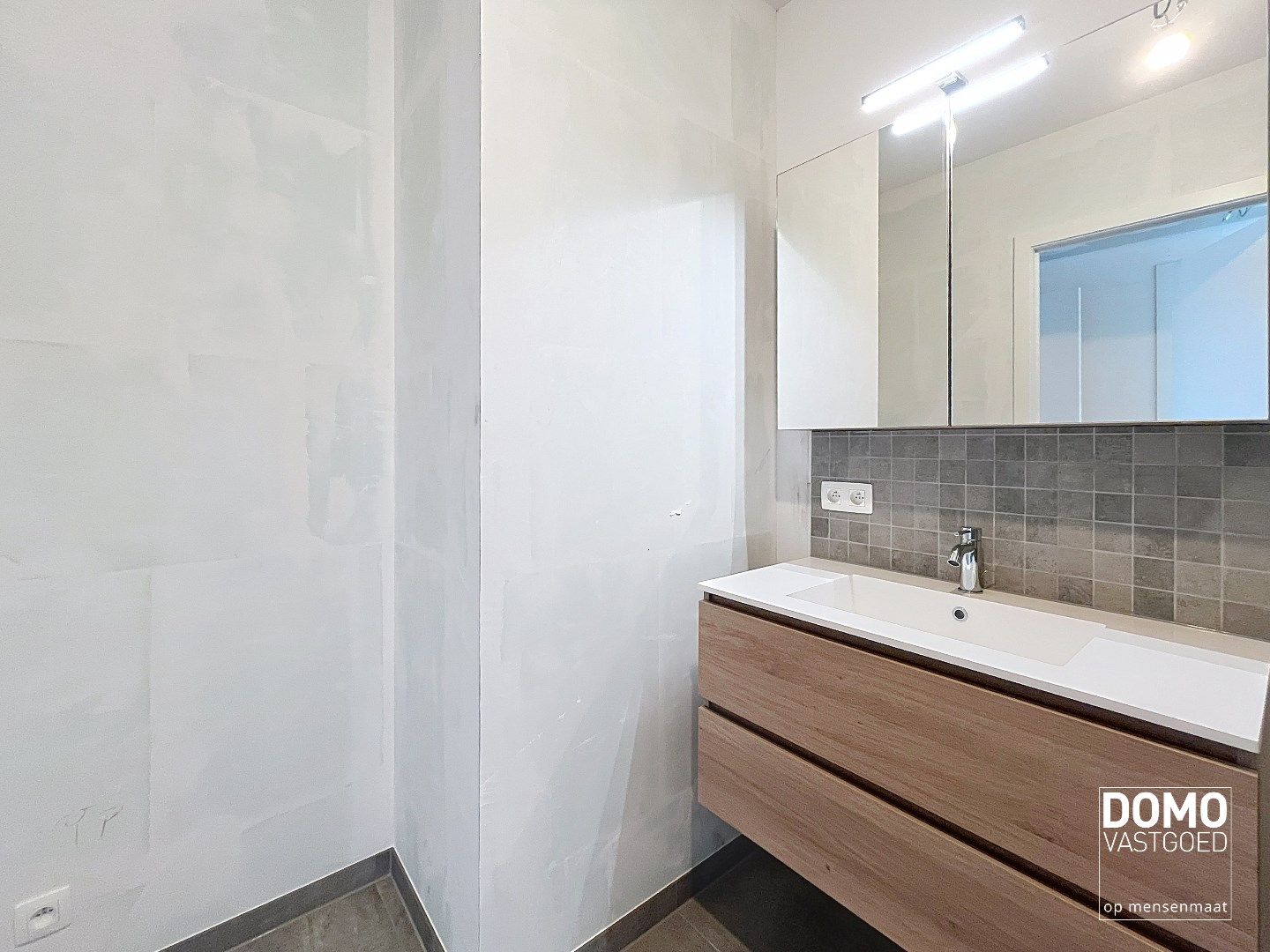 VOLLEDIG AFGEWERKT NIEUWBOUWAPPARTEMENT MET 2 SLAAPKAMERS, TERRAS, ONDERGRONDSE AUTOSTANDPLAATS EN KELDERBERGING IN RESIDENTIE "DE KWINT" TE ZONHOVEN  foto 5