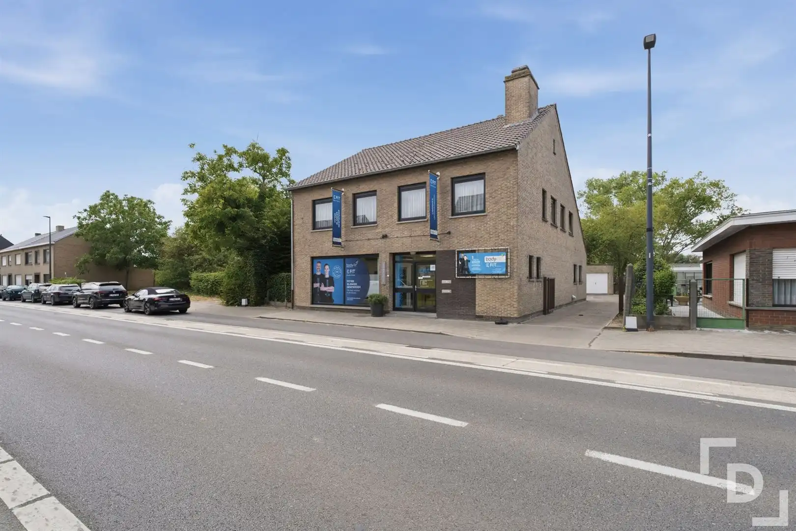 Ruim gebouw te koop met handelsruimte en appartement in Woumen. foto 47
