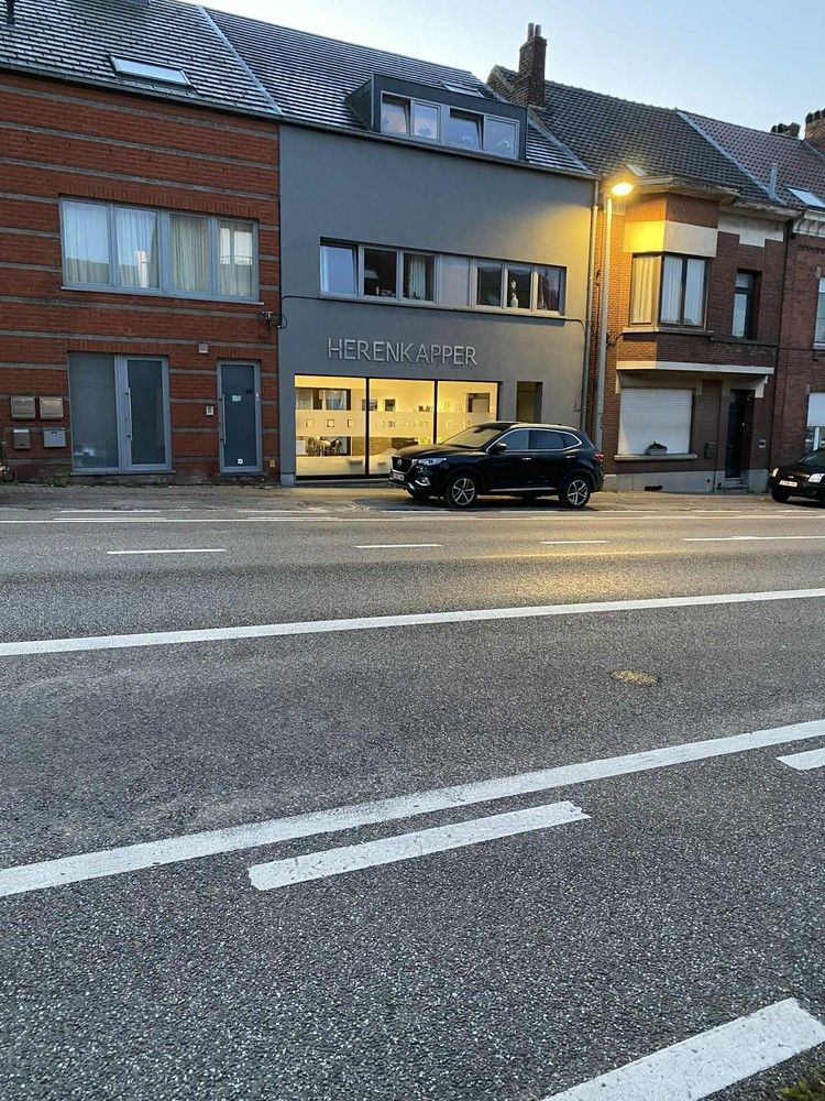 Opbrengsthuis met commerciële ruimte en 2 appartementen foto {{pictureIndex}}