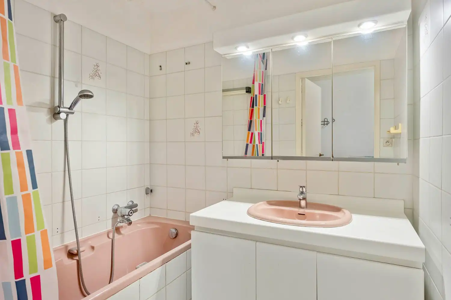 Lichtrijk appartement met 2 slaapkamers, terras en twee autostaanplaatsen, nabij het centrum van Sint-Truiden. foto 10