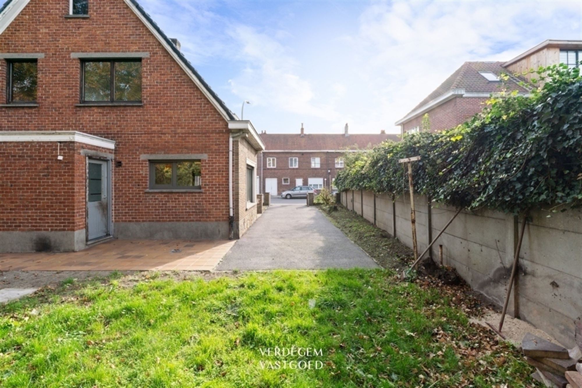 Ruime, op te knappen, woning met 3  slaapkamers, tuin en garage foto 19