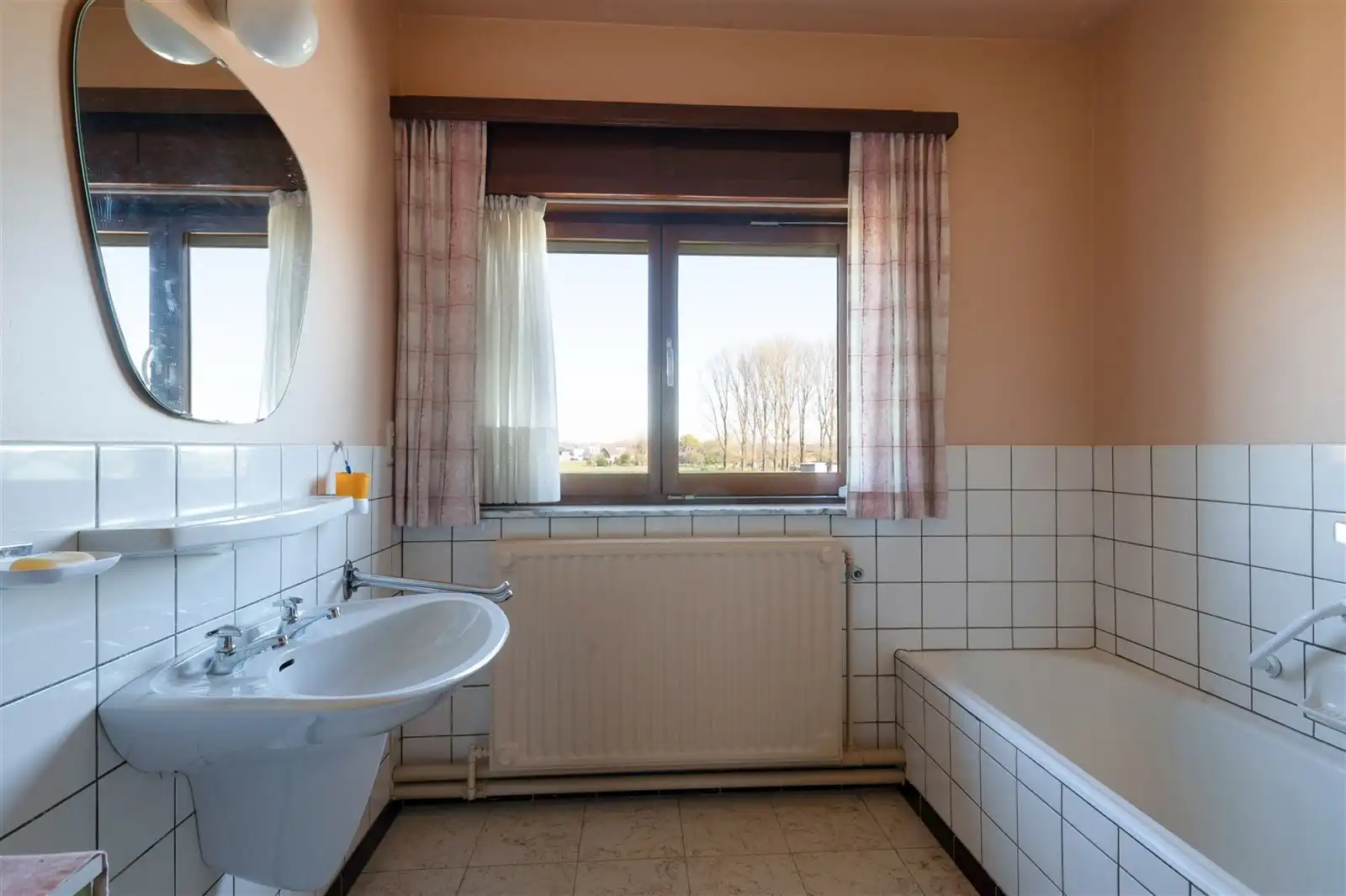 Op te frissen 4 gevelwoning met tuin op 10are92 met prachtig zicht over weilanden foto 15