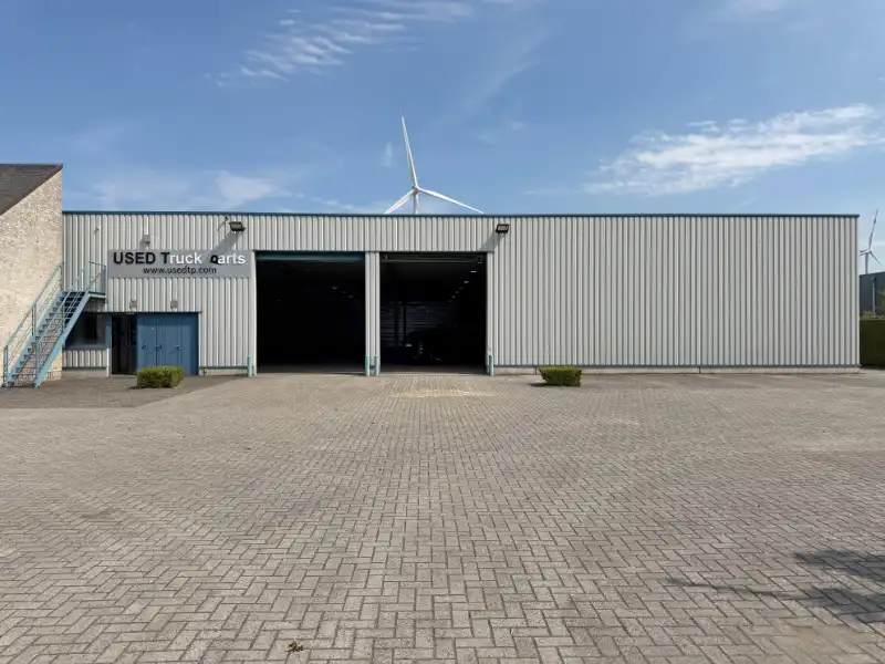 GEEL: Bedrijfsgebouw met kantoren en ruime buitenstockage foto 12