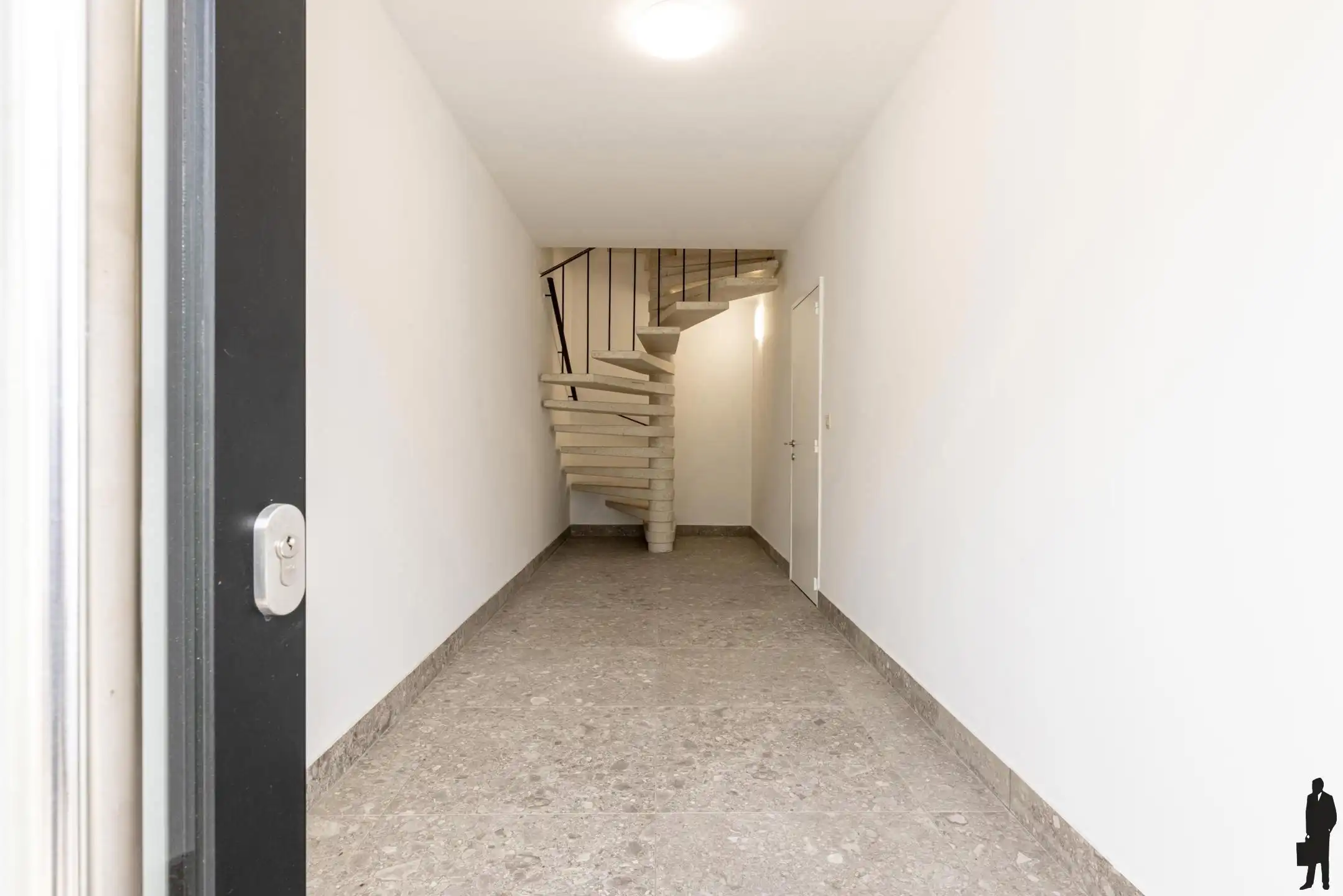 Gerenoveerd app met 2 slpk, terras en ruime inpandige garage foto 21