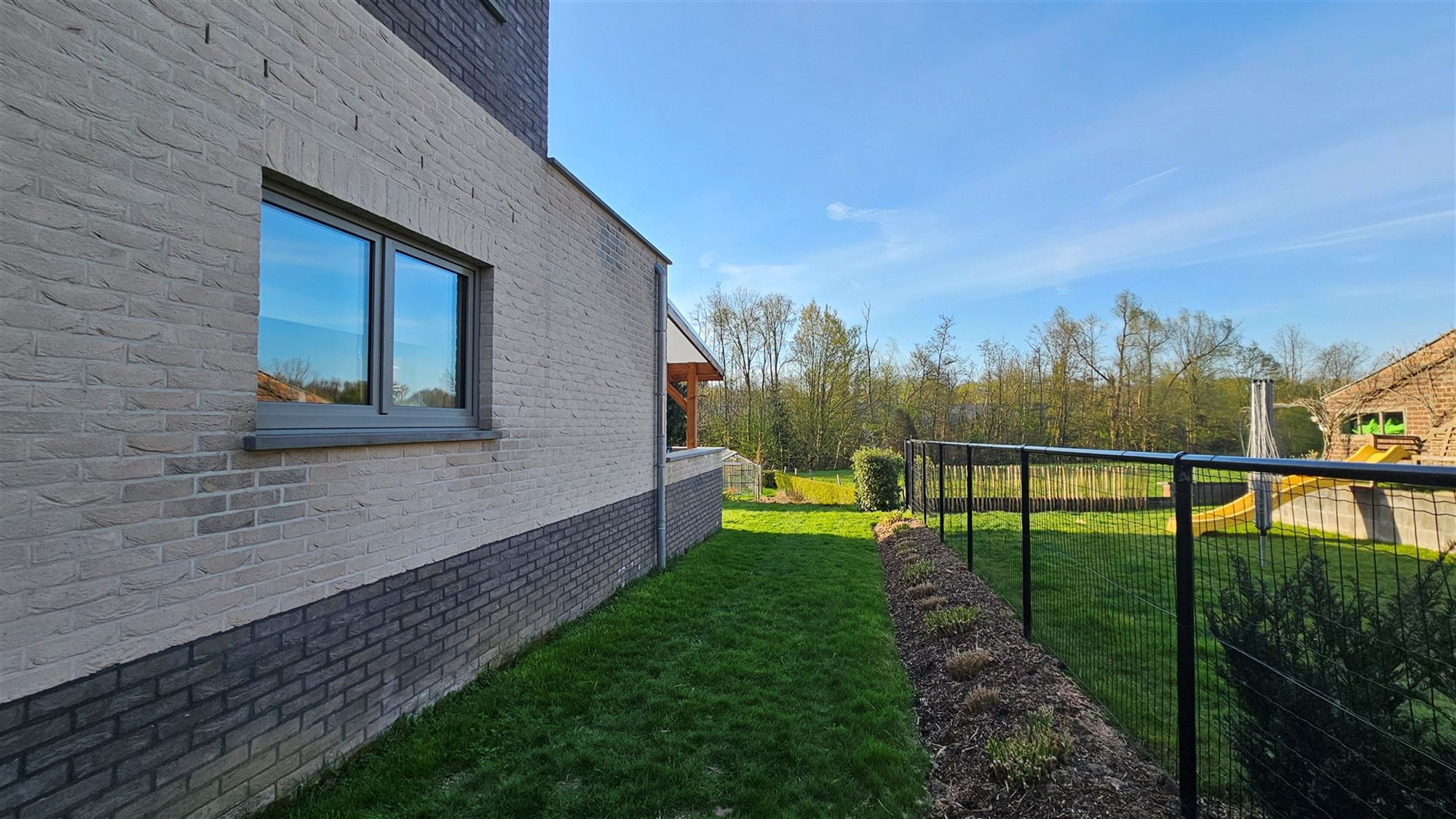 Aangename en recente woning (2022) met mooie tuin foto 36