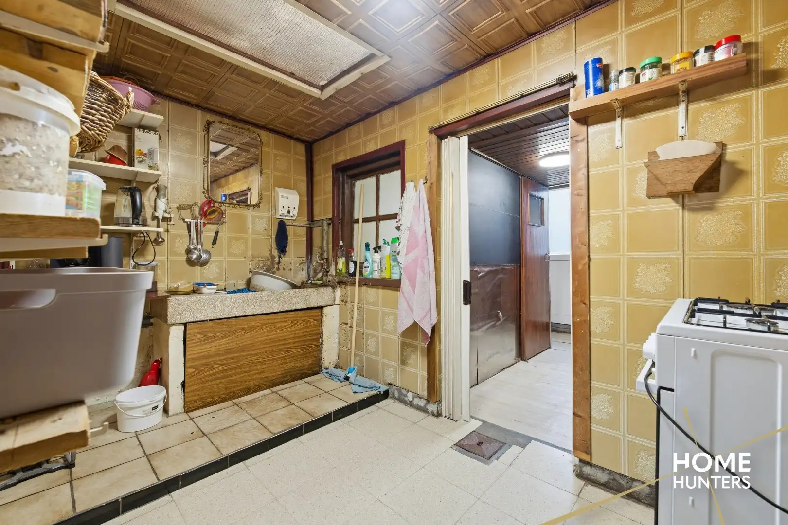 Te renoveren woning met 3 slaapkamers en ruime garage in Vlamertinge foto 8