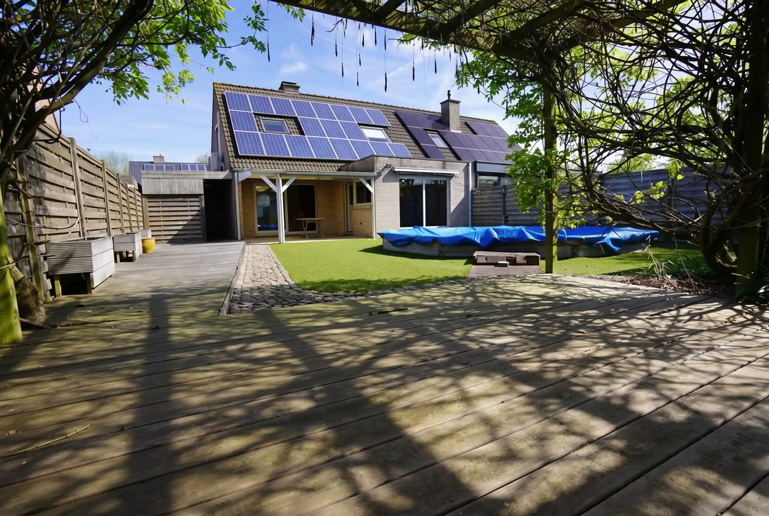 Prettig gelegen halfopen woning met garage en tuin foto 4