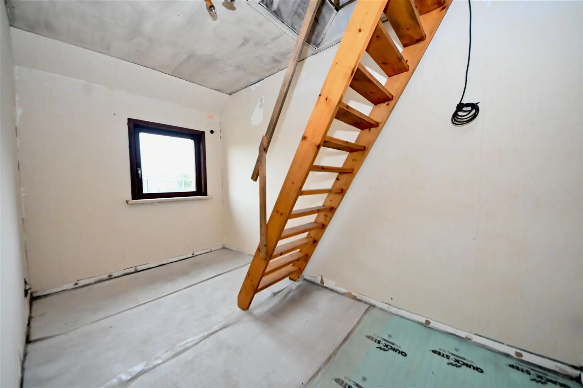Rijwoning met 2 slaapkamers en tuin met achteruitweg. foto 11