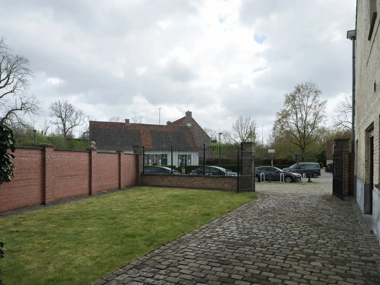 Karaktervolle burgerwoning met stadstuin op het dorpsplein van Zwijnaarde foto 21
