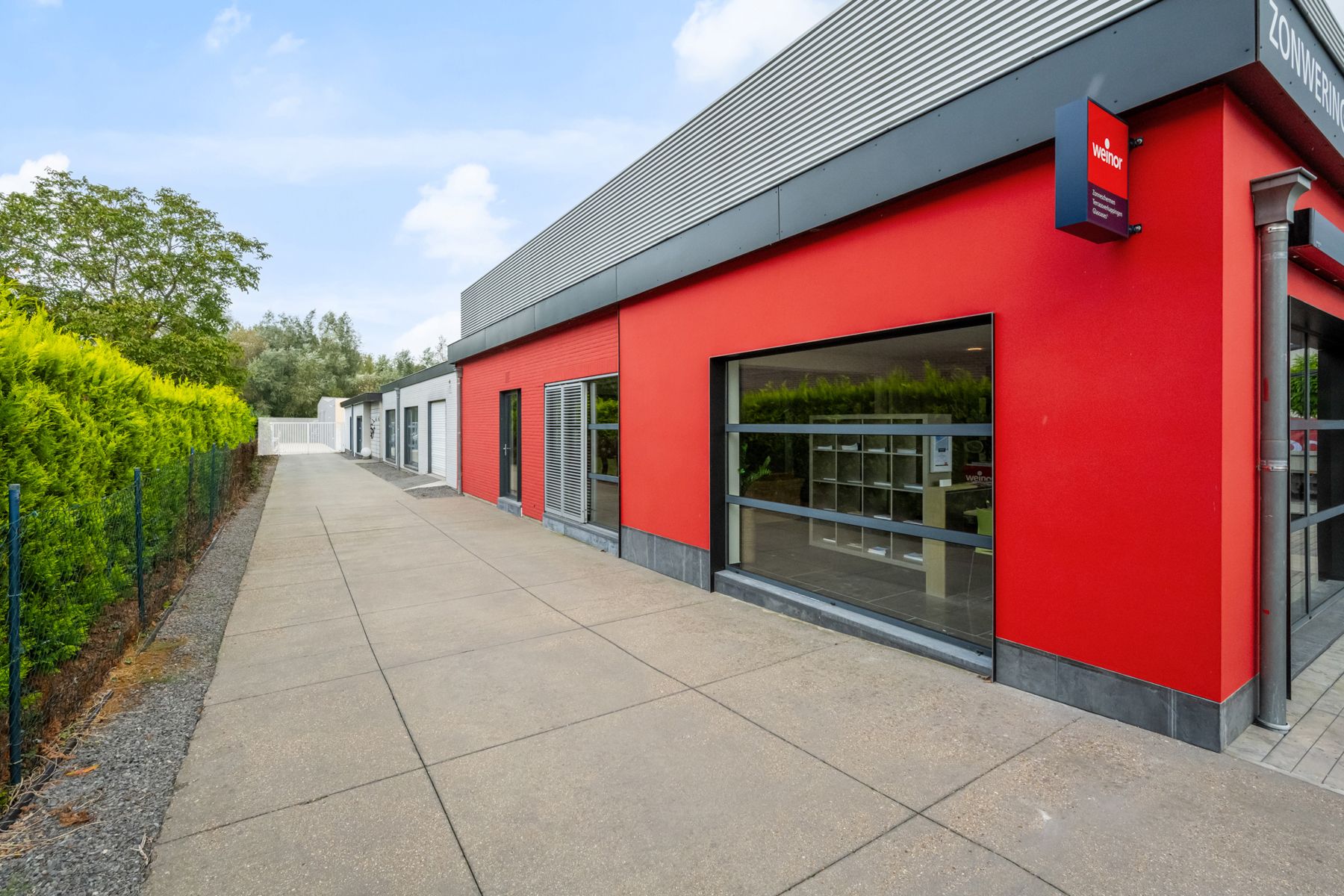 Handelspand met kantoren, showroom, loods + woonst foto 2
