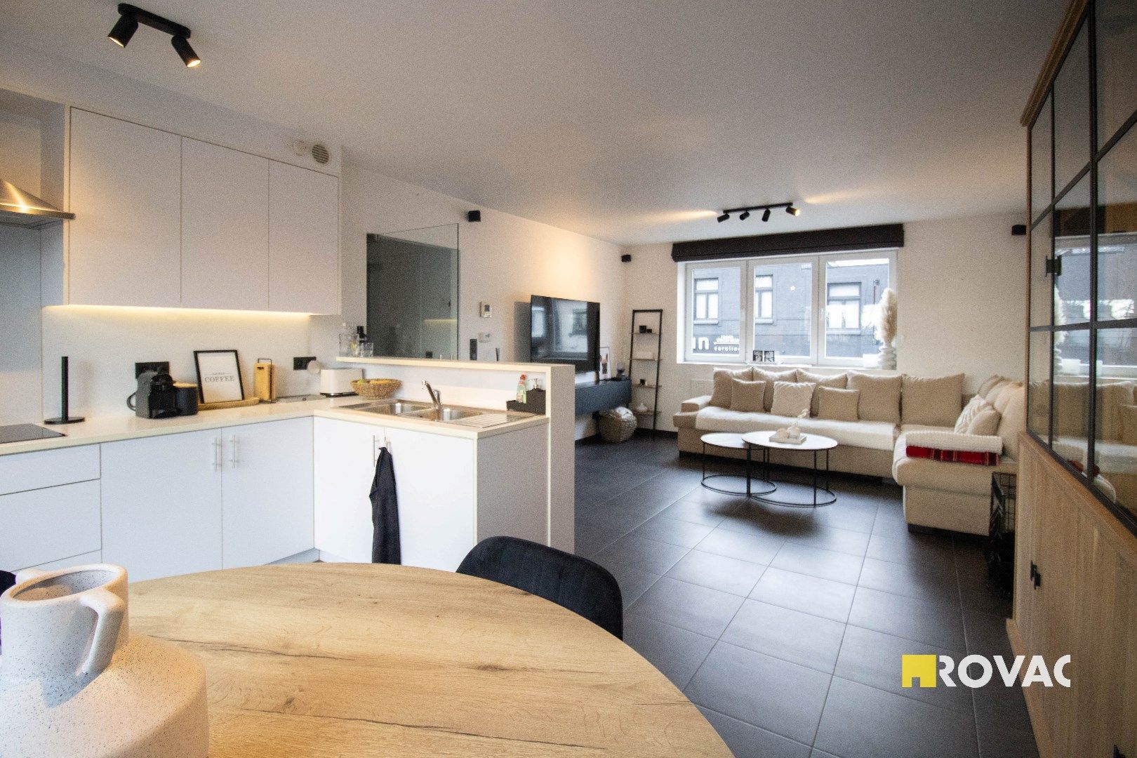 Zonnig appartement op 1e verdieping met ruim terras nabij centrum foto 8