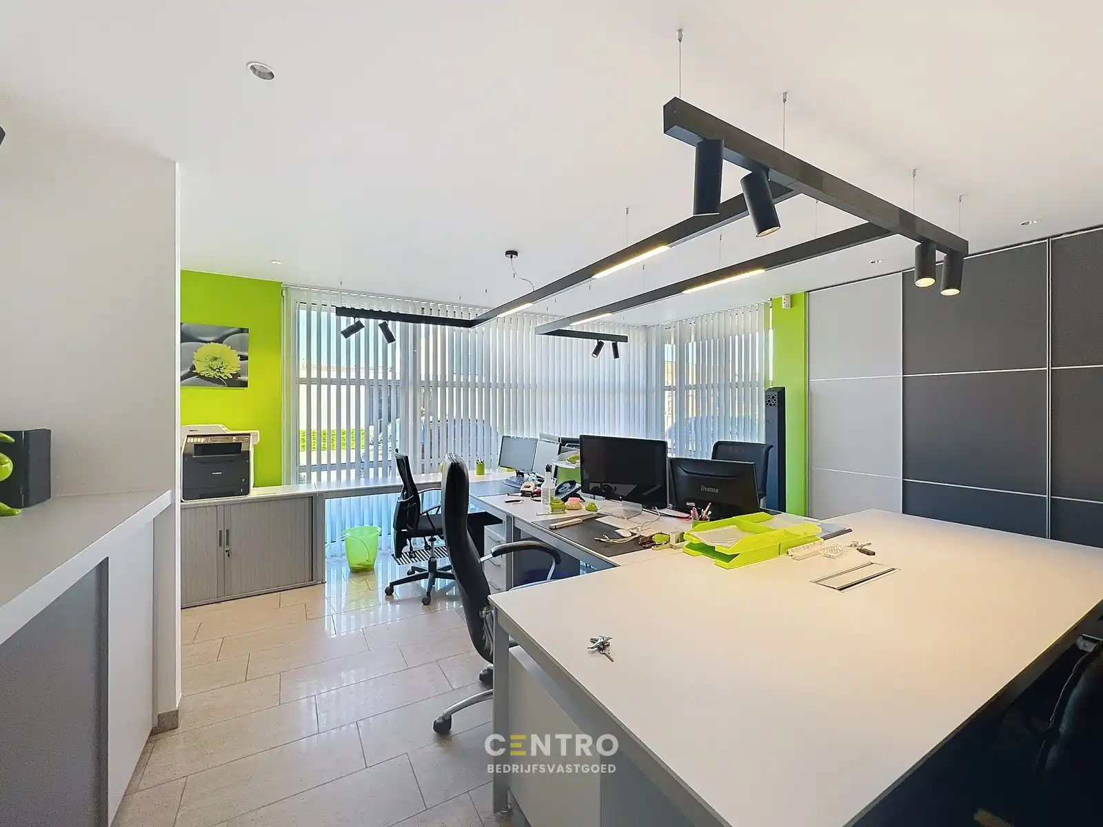 Instapklare, gemeubileerde KANTOORRUIMTE TE HUUR met 5 private parkeerplaatsen voor de deur. Op strategische ligging te Roeselare! foto 11