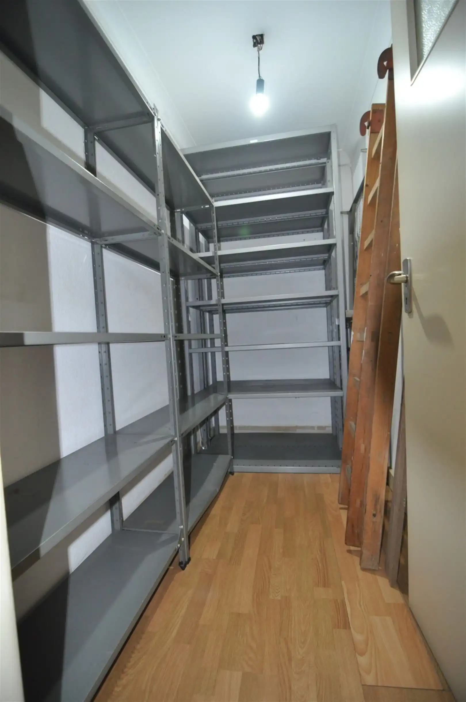 Ruime bel-etage met 2 slaapkamers, kinderkamer, garage en groot terras foto 22