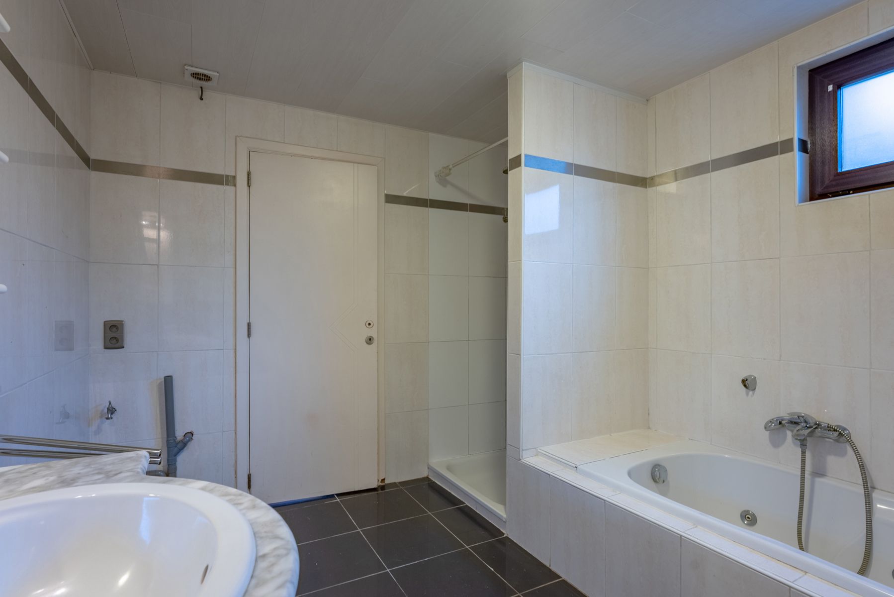 Te renoveren woning met 2 slaapkamers, ruime oprit en tuin! foto 11