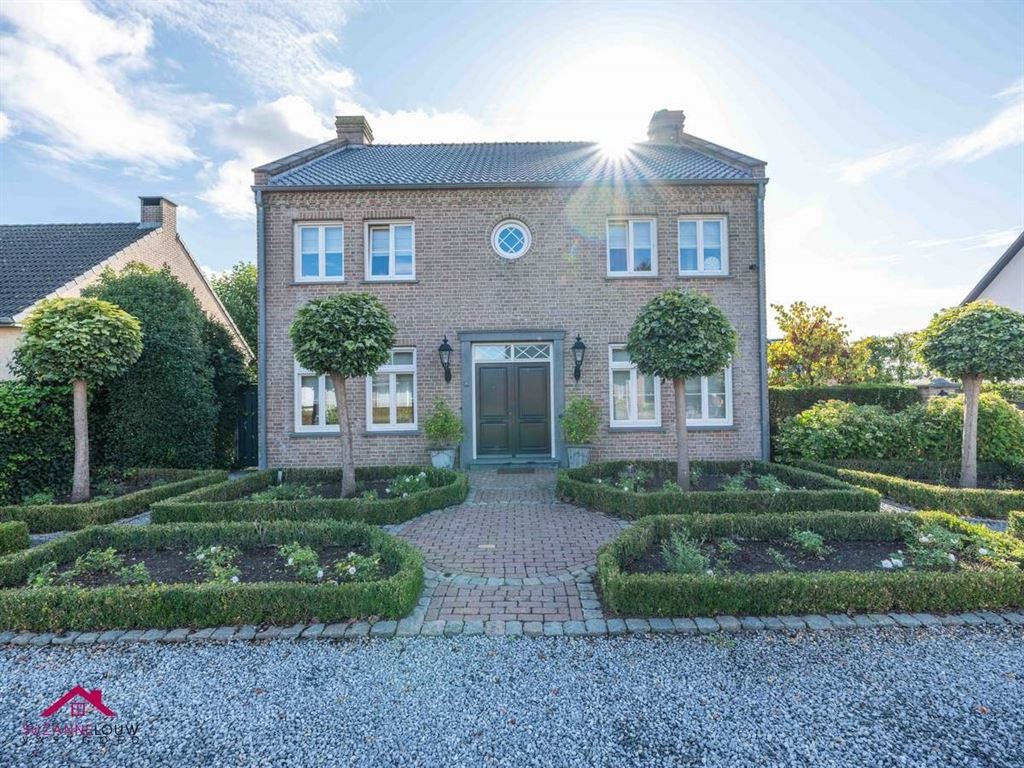 Landelijke villawoning met dubbele vrijstaande garage foto {{pictureIndex}}