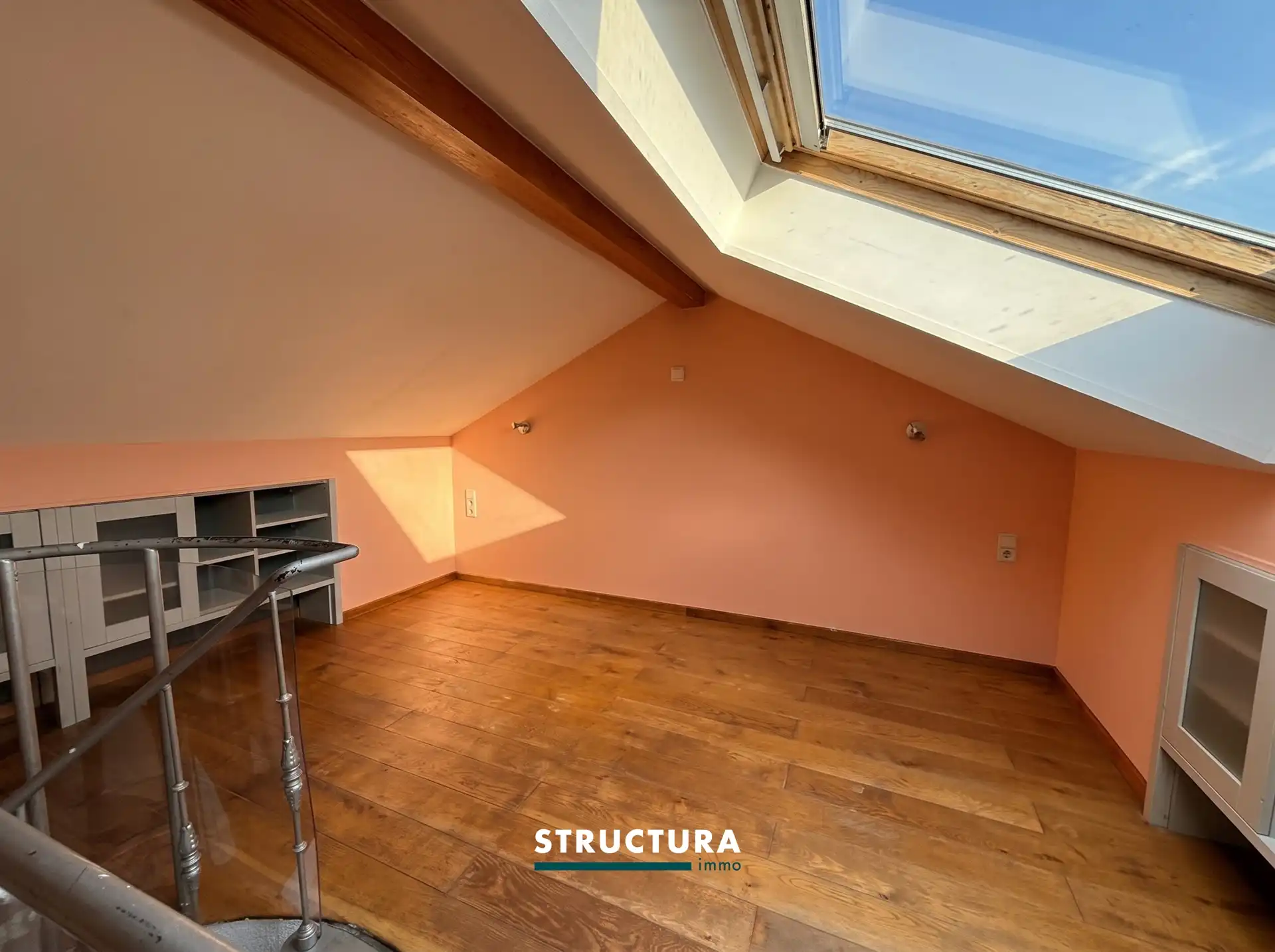 Woning met ruim terras en staanplaats foto 6