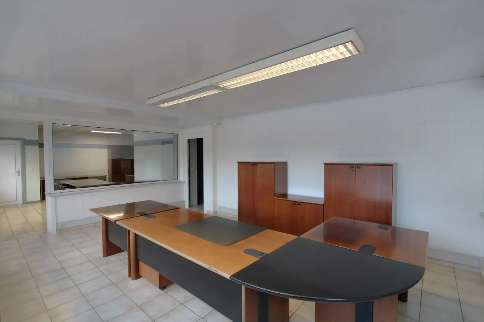 Magazijn (760m²) met koer (1040m²) en bureelruimte (85m²) te huur centrum Knokke Nieuwstraat foto 10