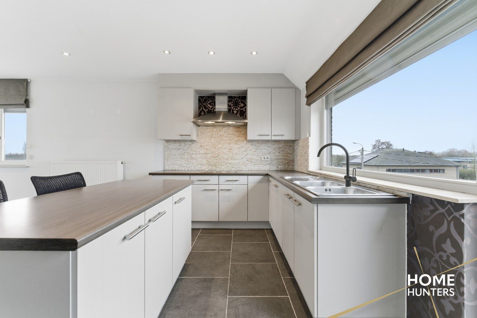 Stijlvol duplex appartement met 3 slaapkamers in hartje Kortemark! foto 3