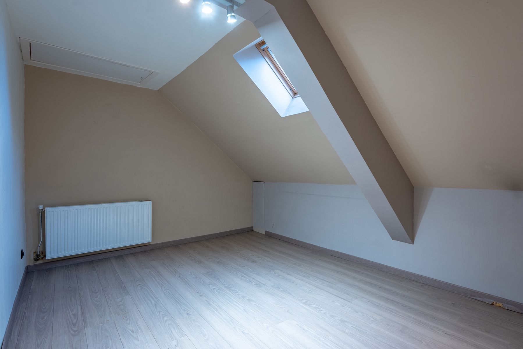 Te renoveren woning met 2 slaapkamers, ruime oprit en tuin! foto 13