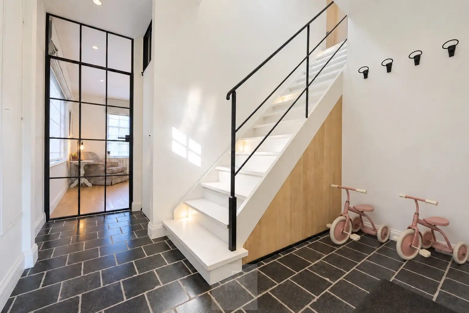 Hoogwaardig gerenoveerde villa op ruim perceel met uniek bijgebouw foto 2