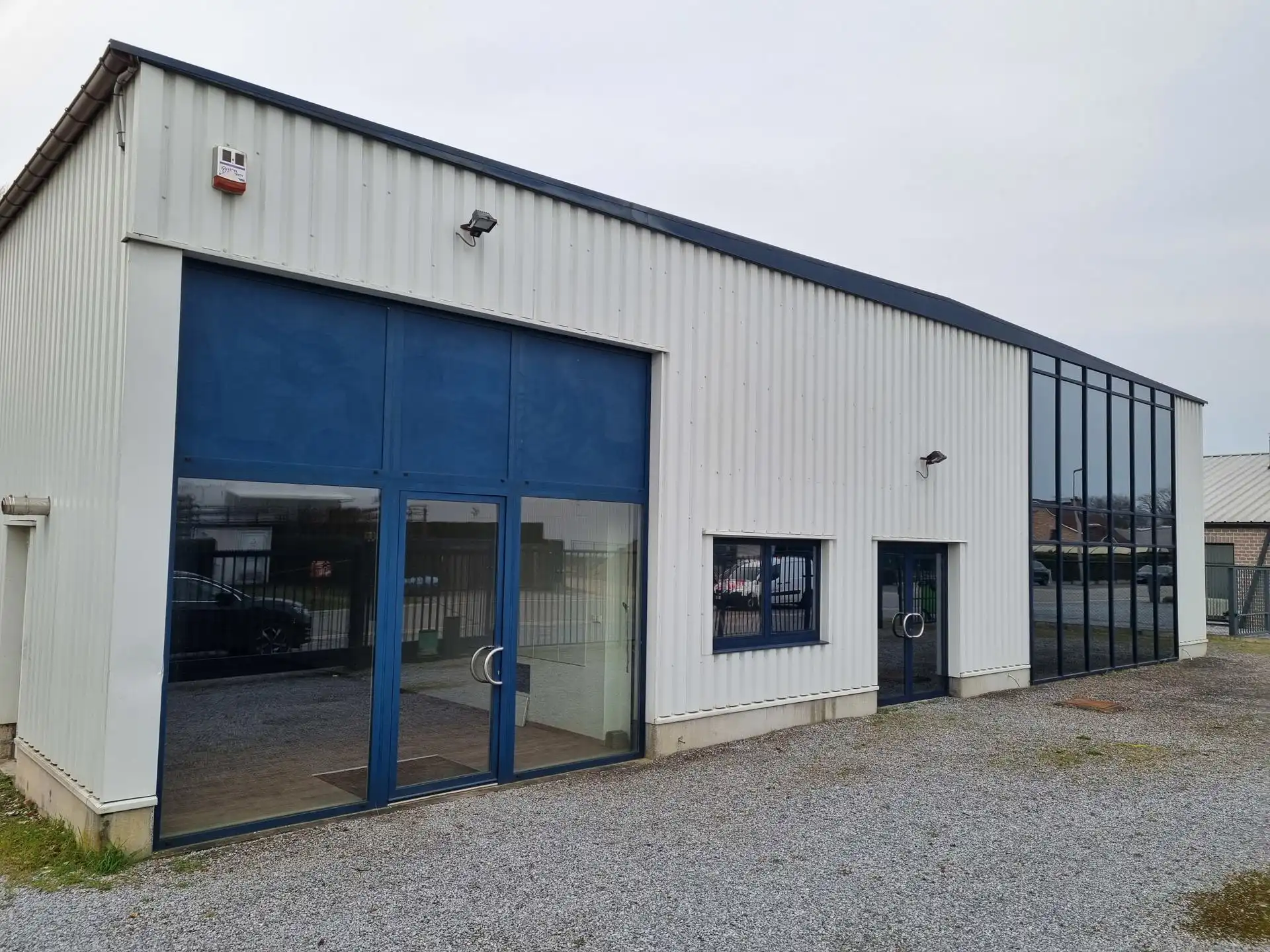TE HUUR: bedrijfsgebouw van 1200m² met kantoren foto {{pictureIndex}}