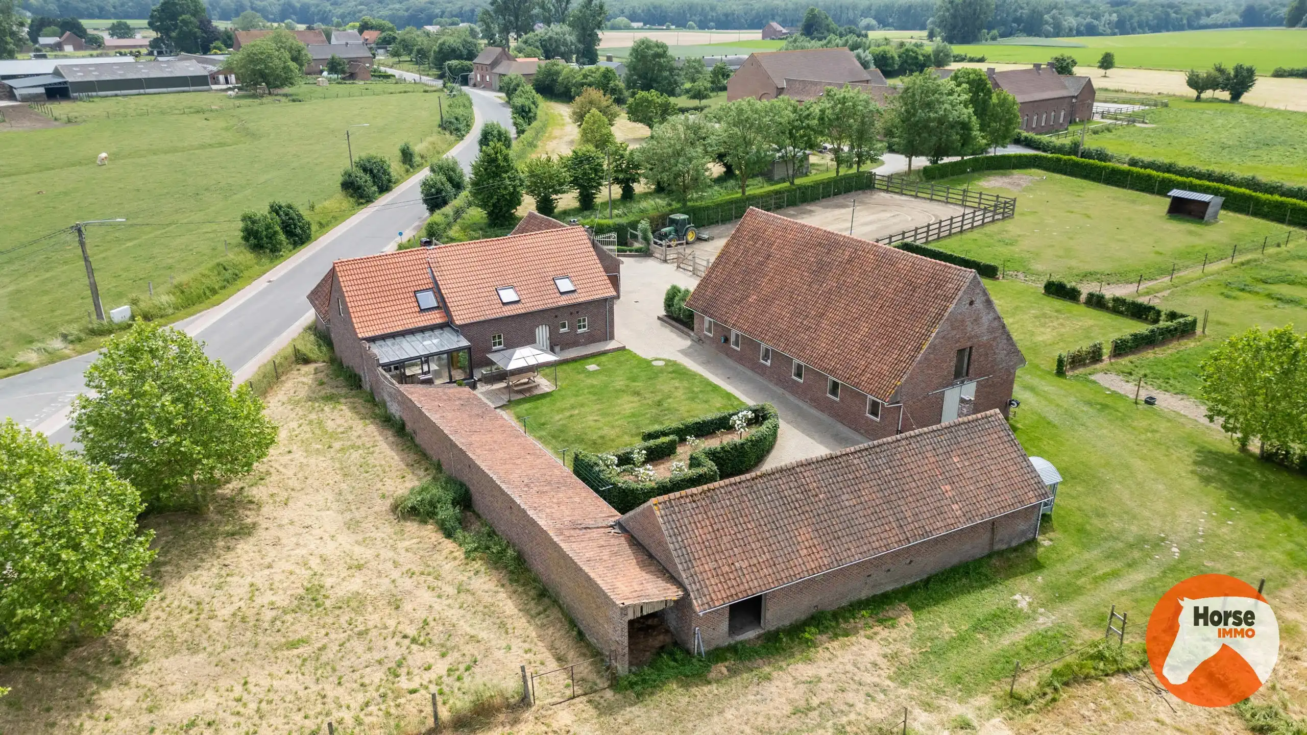 HEIKRUIS - Karaktervolle hoeve met stallen en piste op 1,7ha foto 3
