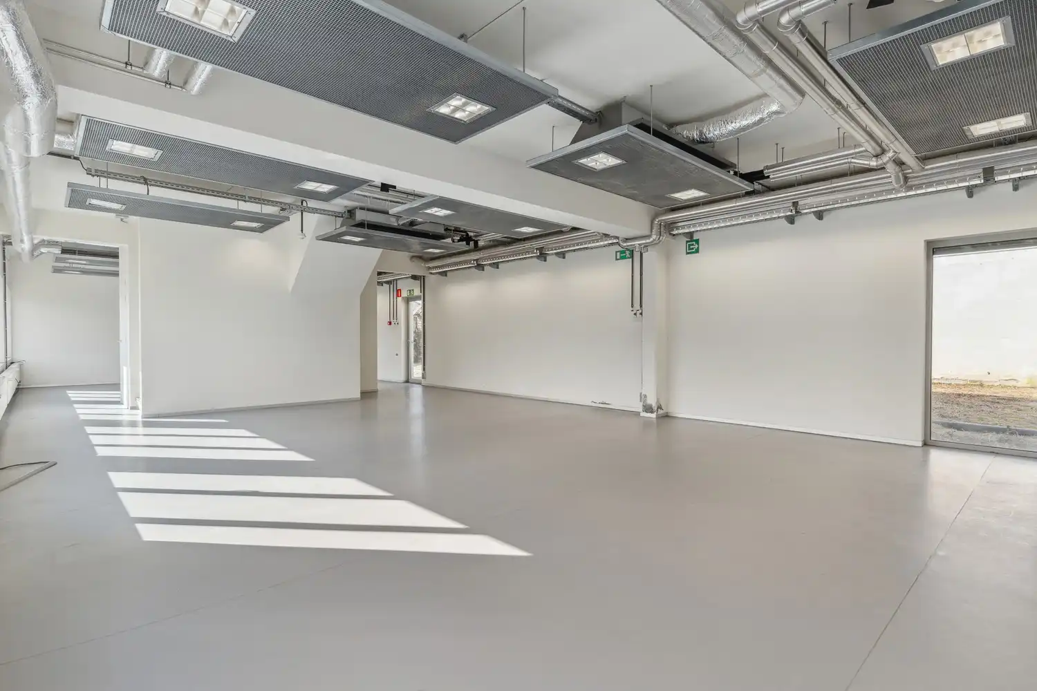 Veelzijdig kantoorgebouw met ruime parking op 2433 m² foto 13
