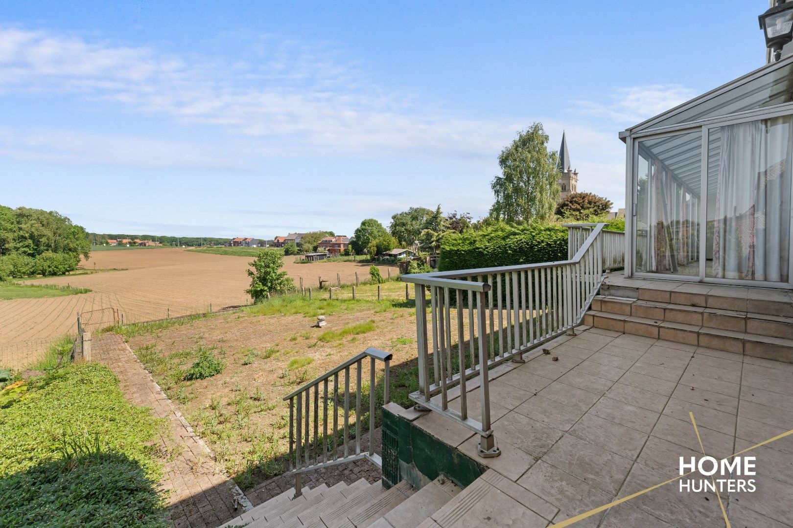 Karaktervolle woning met 6 garages en panoramisch zicht op groen landschap foto 7