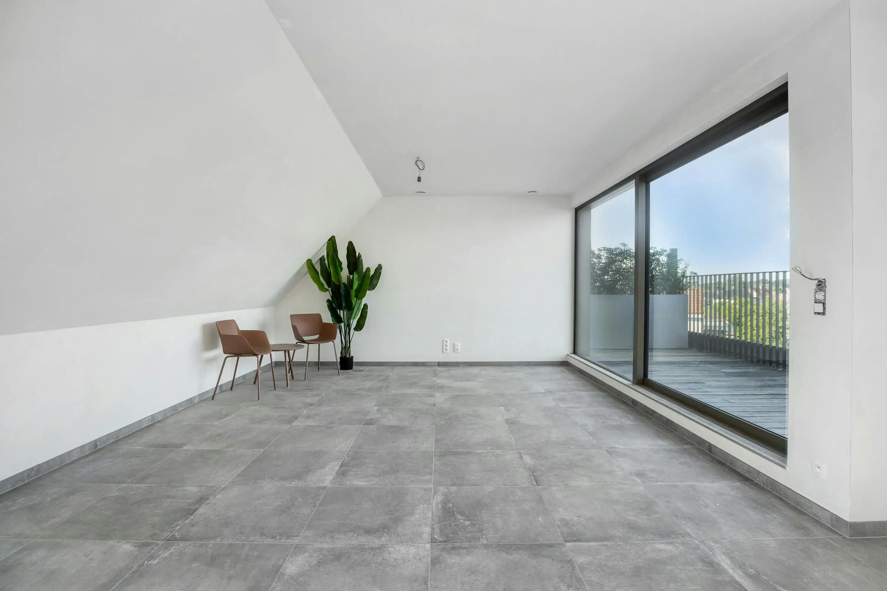 Ruim appartement te koop in Ieper met twee kamers en terras foto 5