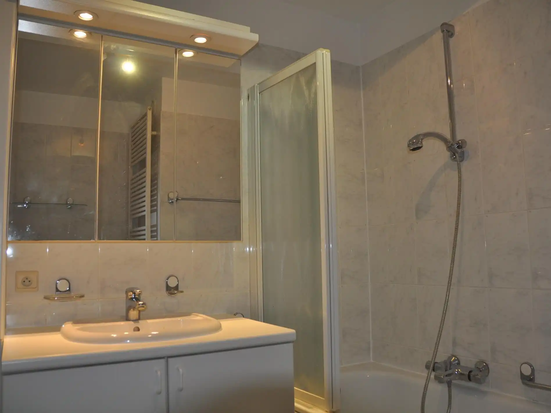 Ruim en verzorgd appartement met 2 slaapkamers in residentiële buurt - garagebox mogelijk. foto 10