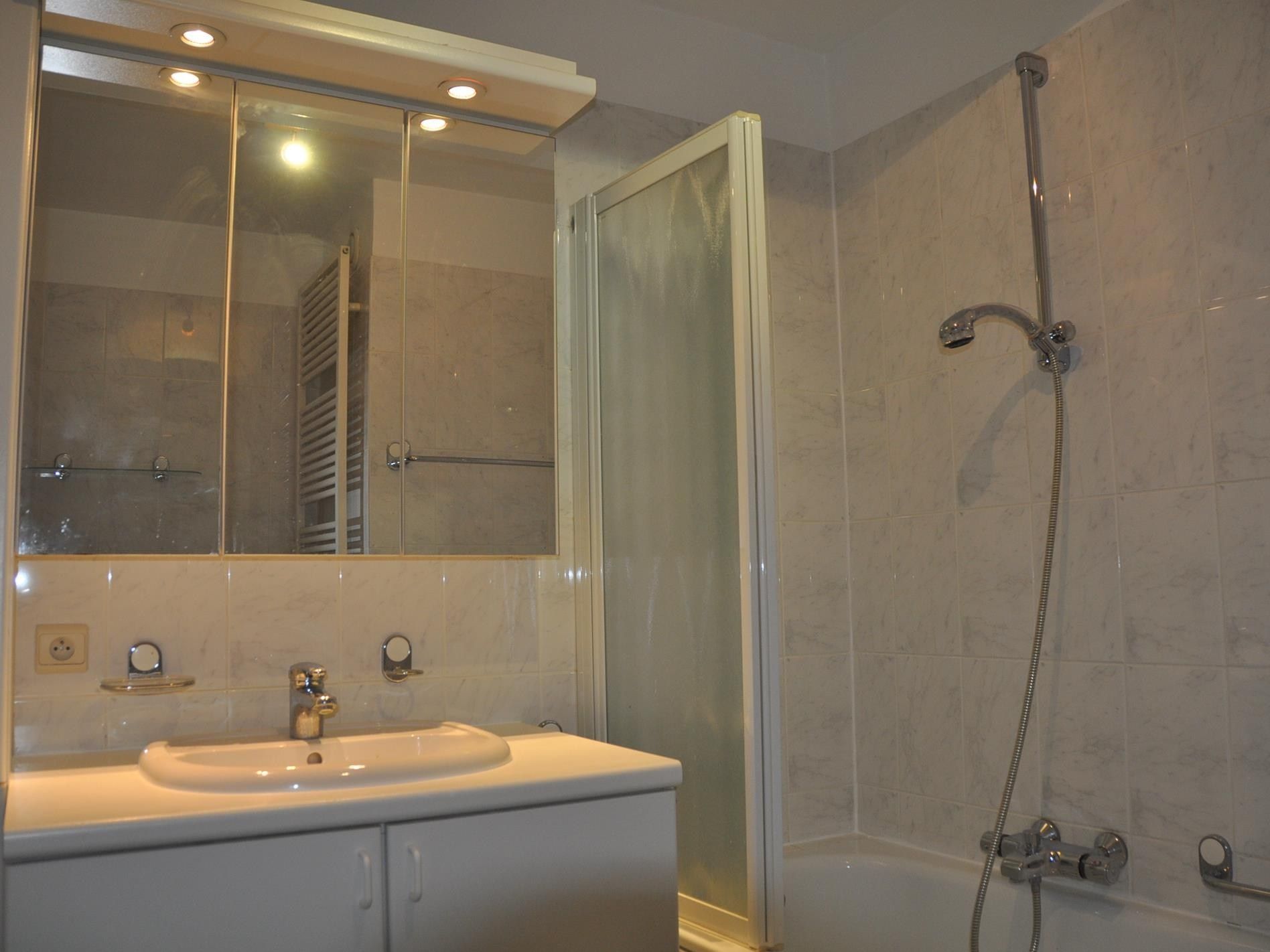 Ruim en verzorgd appartement met 2 slaapkamers in residentiële buurt - garagebox mogelijk. foto 10