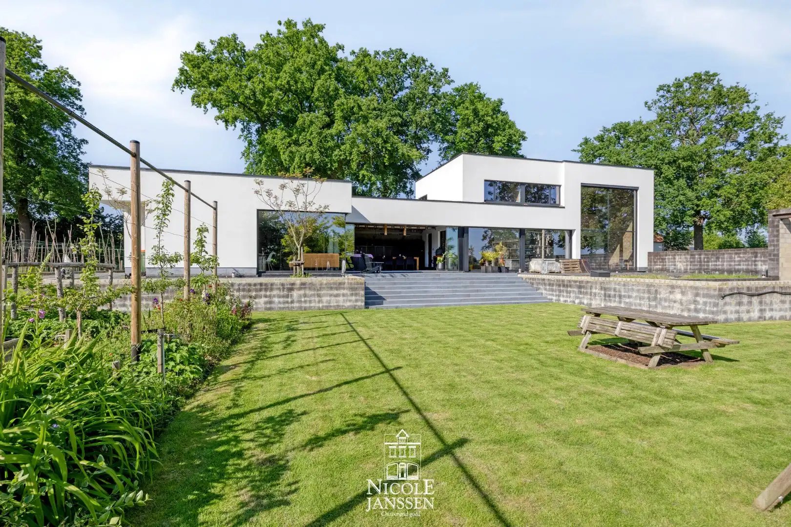 Uniek pand met veel mogelijkheden foto {{pictureIndex}}
