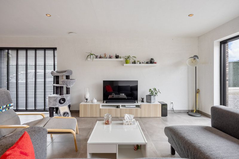Recente, instapklare woning met garage en zwembad foto 11