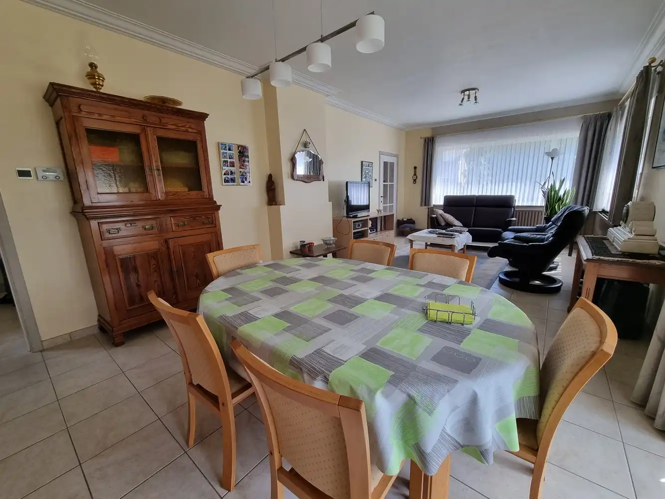 Zeer ruime, instapklare woning met 4 slpks op een prachtig perceel van 16a33ca foto 3