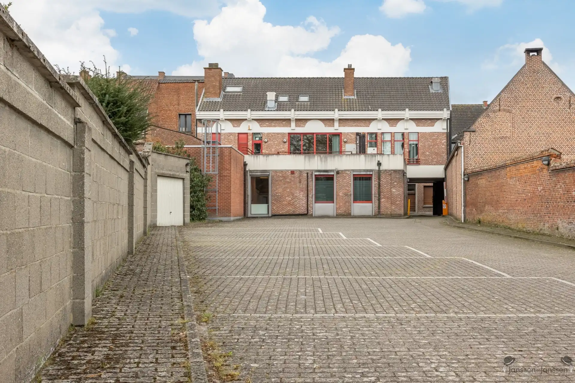 Commercieel gebouw met parkeergelegenheid! foto 2