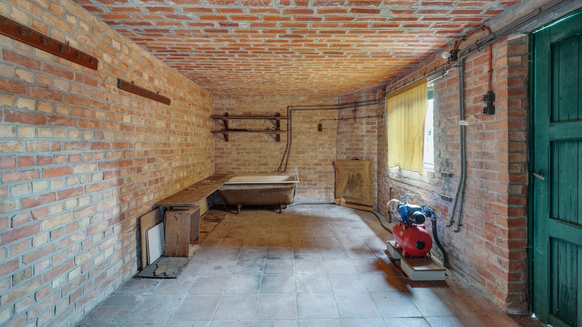 Klassieke villa met bijgebouwen, garage en prachtige tuin foto 24