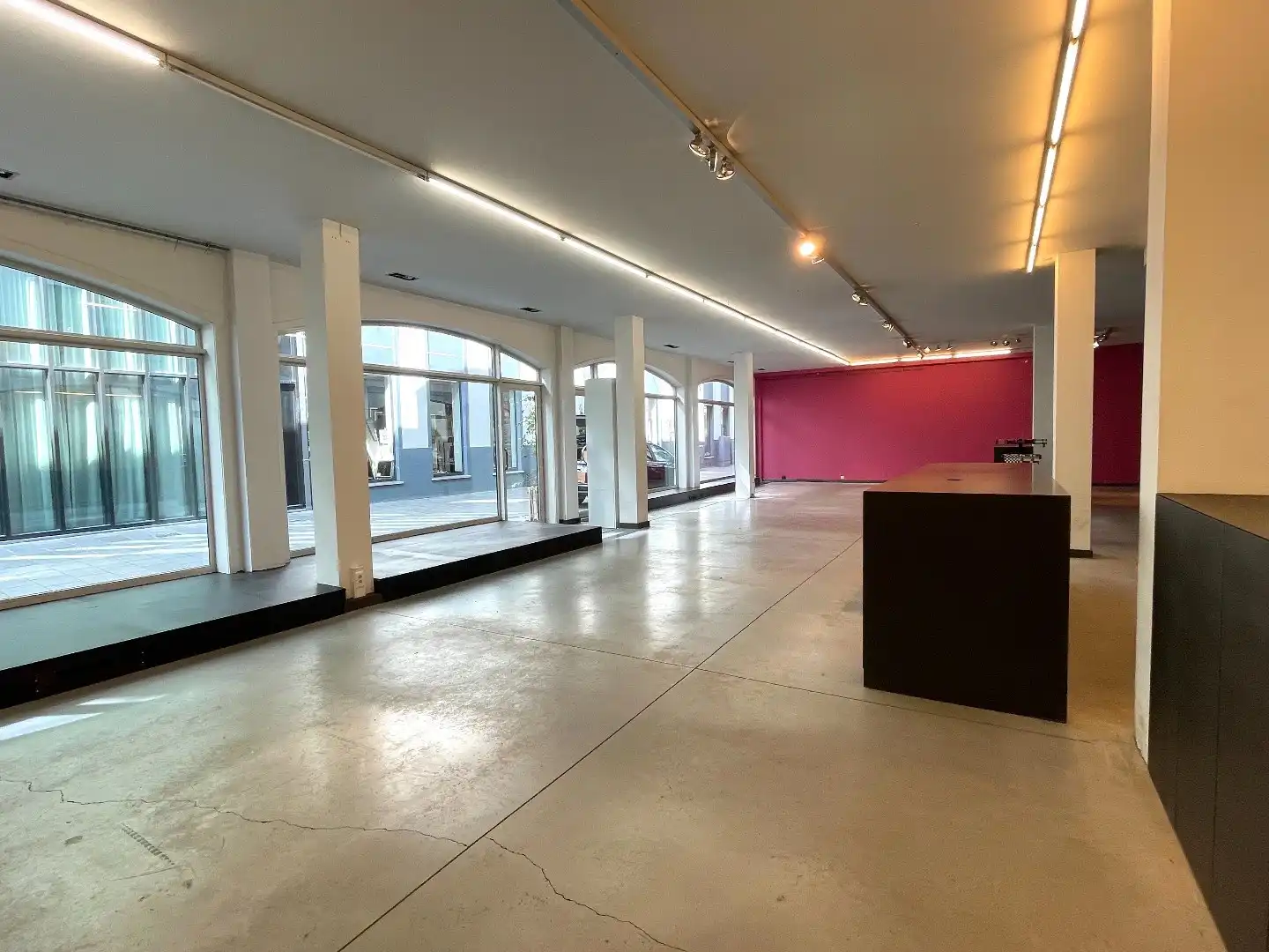 Prachtige handelsruimte te huur in het centrum van Kortrijk! foto {{pictureIndex}}