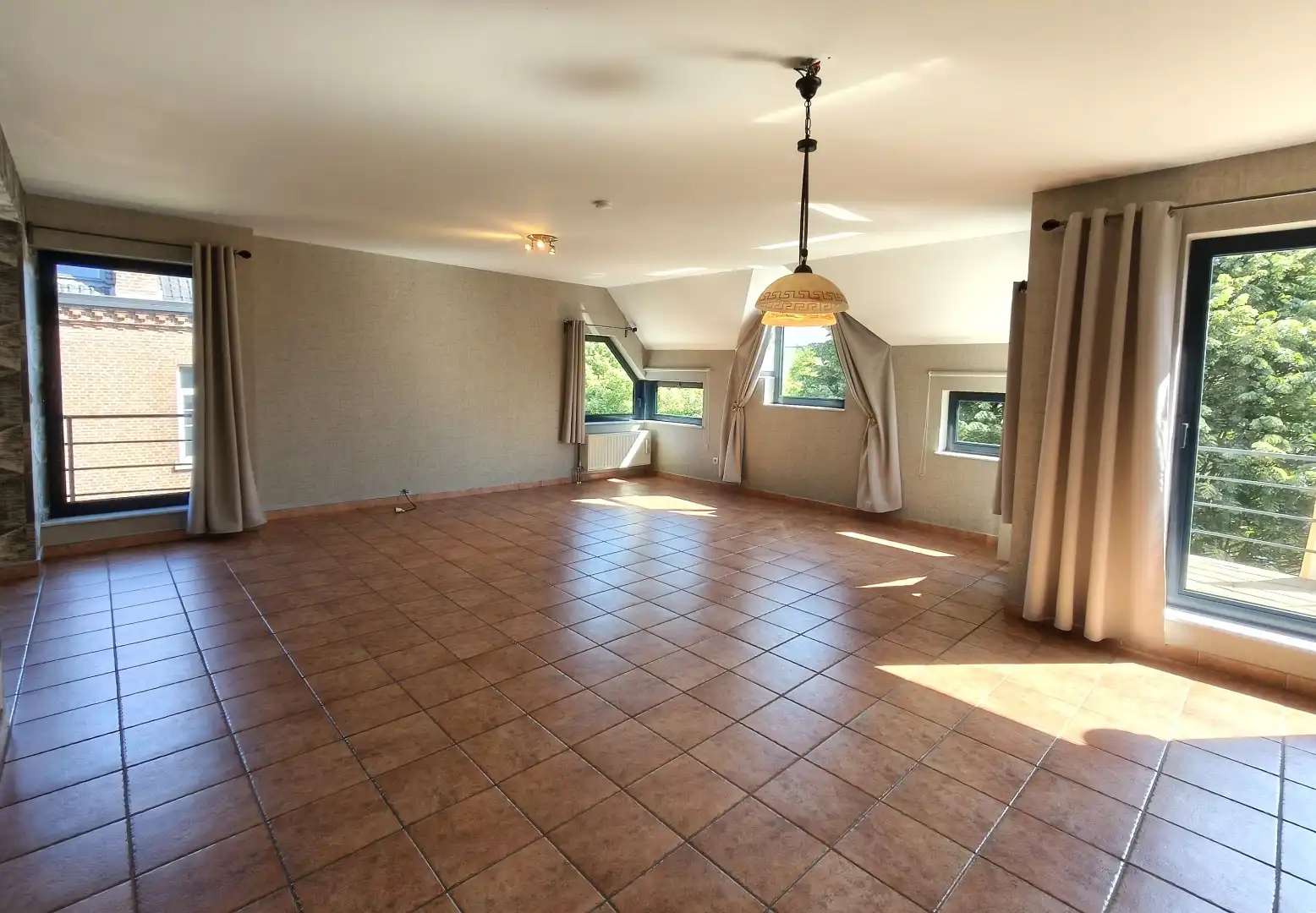 RUIM APPARTEMENT (124M²) MET GARAGE - PRACHTIG GELEGEN foto 2