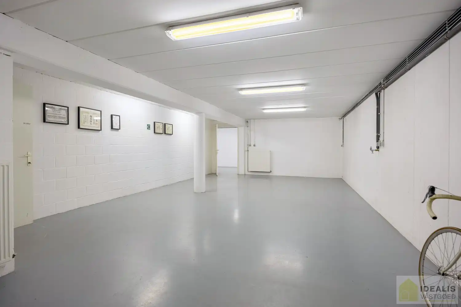 STATIG, STRAK EN UITERST RUIM COMPLEX MET HOOGSTAANDE AFWERKING EN OOG VOOR DETAIL. MOMENTEEL VOORZIEN VAN 3 SLAAPKAMERS, RIANTE LEEFRUIMTES ÉN UNIEKE LANDSCAPE KANTOORRUIMTES OP RESIDENTIËLE DOCH GUNSTIGE LOCATIE!! Dit exclusieve complex omvat maar liefst +-400m² netto bewoonbare oppervlakte! Kenmerkend aan dit statige pand is de unieke voorgevel die bezet is met keramische kunst van Pieter Stockmans. Gelegen op een residentiële locatie in een rustige woonstraat doch op enkele minuten van het centrum van Genk! foto 50